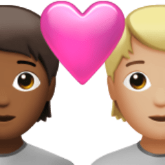 A quoi ressemblent les emoji Couple avec cœur : adulte, adulte, peau mate et peau moyennement claire sur Apple.