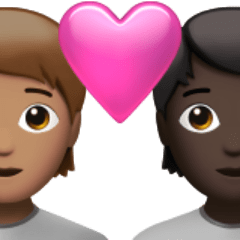 A quoi ressemblent les emoji Couple avec cœur : adulte, adulte, peau légèrement mate et peau foncée sur Apple.