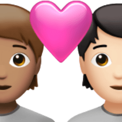 A quoi ressemblent les emoji Couple avec cœur : adulte, adulte, peau légèrement mate et peau claire sur Apple.