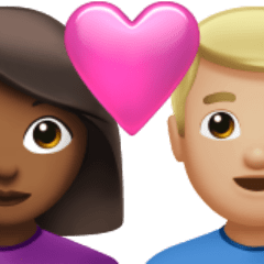 Bagaimana Pasangan dengan hati: wanita, pria, warna kulit gelap-sedang, warna kulit cerah-sedang emoji terlihat di Apple.