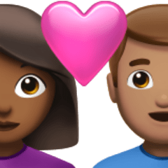 Bagaimana Pasangan dengan hati: wanita, pria, warna kulit gelap-sedang, warna kulit sedang emoji terlihat di Apple.