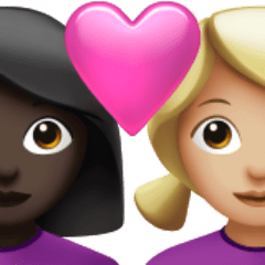 Bagaimana emoji Pasangan dengan simbol hati: perempuan, perempuan, ton kulit gelap dan ton kulit sederhana cerah kelihatan di Apple.