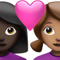 Hoe Stel met hart: vrouw, vrouw, donkere huidskleur, getinte huidskleur emoji eruit ziet op Apple.