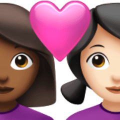 Bagaimana emoji Pasangan dengan simbol hati: perempuan, perempuan, ton kulit sederhana gelap dan ton kulit cerah kelihatan di Apple.