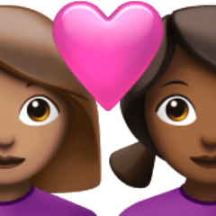 Hoe Stel met hart: vrouw, vrouw, getinte huidskleur, donkergetinte huidskleur emoji eruit ziet op Apple.