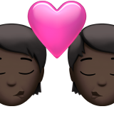 איך נשיקה: גוון עור כהה emoji נראה על Apple.