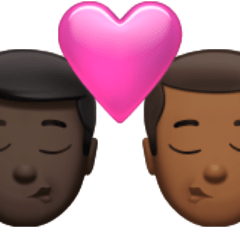 Πώς φαίνεται το emoji Φιλί: άντρας, άντρας, σκούρος τόνος δέρματος, μεσαίος-σκούρος τόνος δέρματος στο Apple.