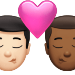 Πώς φαίνεται το emoji Φιλί: άντρας, άντρας, ανοιχτόχρωμος τόνος δέρματος, μεσαίος-σκούρος τόνος δέρματος στο Apple.