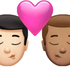 Πώς φαίνεται το emoji Φιλί: άντρας, άντρας, ανοιχτόχρωμος τόνος δέρματος, μεσαίος τόνος δέρματος στο Apple.