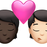 Como o emoji do Beijo: pessoa, pessoa, pele escura e pele clara é exibido no Apple.