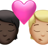 A quoi ressemblent les emoji Bisou : adulte, adulte, peau foncée et peau moyennement claire sur Apple.