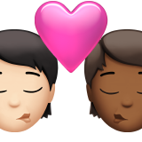 Como o emoji do Beijo: pessoa, pessoa, pele clara e pele morena escura é exibido no Apple.