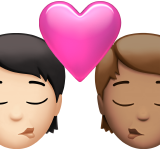 A quoi ressemblent les emoji Bisou : adulte, adulte, peau claire et peau légèrement mate sur Apple.