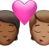 Bagaimana Berciuman: dewasa, dewasa, warna kulit gelap-sedang, warna kulit sedang emoji terlihat di Apple.