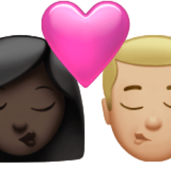 Hvordan Kys: kvinde, mand, mørk teint og medium til lys teint emoji ser ud på Apple.