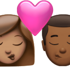 Πώς φαίνεται το emoji Φιλί: γυναίκα, άντρας, μεσαίος τόνος δέρματος, μεσαίος-σκούρος τόνος δέρματος στο Apple.