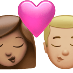 Hvordan Kyss: kvinne, mann, hudtype 4, hudtype 3 emoji ser ut på Apple.