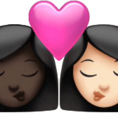 A quoi ressemblent les emoji Bisou : femme, femme, peau foncée et peau claire sur Apple.