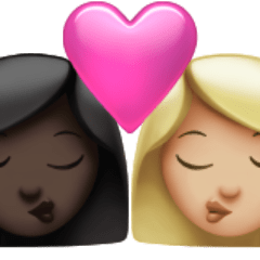 Cómo se ve el emoji Beso: mujer, mujer, tono de piel oscuro, tono de piel claro medio en Apple.