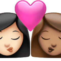 A quoi ressemblent les emoji Bisou : femme, femme, peau claire et peau légèrement mate sur Apple.