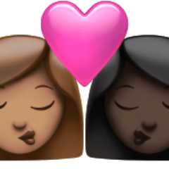 A quoi ressemblent les emoji Bisou : femme, femme, peau légèrement mate et peau foncée sur Apple.