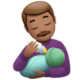 A quoi ressemblent les emoji Homme allaitant un bébé: peau légèrement mate sur Apple.