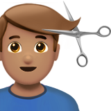 Cómo se ve el emoji Hombre cortándose el pelo: tono de piel medio en Apple.