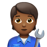 Wie Mechaniker(in): mitteldunkle Hautfarbe Emoji auf Apple aussieht.