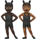 A quoi ressemblent les emoji Hommes avec des oreilles de lapin : peau foncée et peau mate sur Apple.