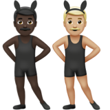 A quoi ressemblent les emoji Hommes avec des oreilles de lapin : peau foncée et peau moyennement claire sur Apple.