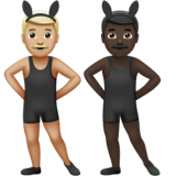 A quoi ressemblent les emoji Hommes avec des oreilles de lapin : peau moyennement claire et peau foncée sur Apple.