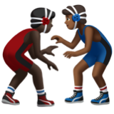 A quoi ressemblent les emoji Lutteurs : peau foncée et peau mate sur Apple.