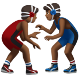 A quoi ressemblent les emoji Lutteurs : peau mate sur Apple.