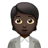 A quoi ressemblent les emoji Employé de bureau (tous genres): peau foncée sur Apple.