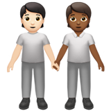 Hoe Personen hand in hand: lichte huidskleur, donkergetinte huidskleur emoji eruit ziet op Apple.