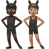 A quoi ressemblent les emoji Personnes avec des oreilles de lapin : peau foncée et peau légèrement mate sur Apple.