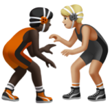 A quoi ressemblent les emoji Personnes faisant de la lutte : peau foncée et peau moyennement claire sur Apple.