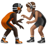 A quoi ressemblent les emoji Personnes faisant de la lutte : peau foncée et peau légèrement mate sur Apple.