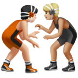 A quoi ressemblent les emoji Personnes faisant de la lutte : peau claire et peau moyennement claire sur Apple.