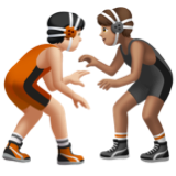 A quoi ressemblent les emoji Personnes faisant de la lutte : peau claire et peau légèrement mate sur Apple.