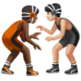 A quoi ressemblent les emoji Personnes faisant de la lutte : peau mate et peau claire sur Apple.
