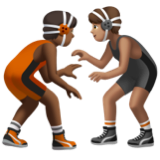 A quoi ressemblent les emoji Personnes faisant de la lutte : peau mate et peau légèrement mate sur Apple.