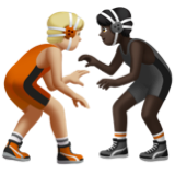 A quoi ressemblent les emoji Personnes faisant de la lutte : peau moyennement claire et peau foncée sur Apple.