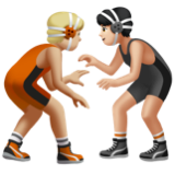 A quoi ressemblent les emoji Personnes faisant de la lutte : peau moyennement claire et peau claire sur Apple.