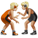 Apple에서레슬링하는 사람: 연한 갈색 피부그림 이모티콘이 어떻게 보이는지.