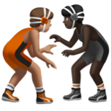 A quoi ressemblent les emoji Personnes faisant de la lutte : peau légèrement mate et peau foncée sur Apple.