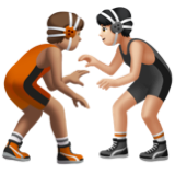 A quoi ressemblent les emoji Personnes faisant de la lutte : peau légèrement mate et peau claire sur Apple.