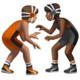 A quoi ressemblent les emoji Personnes faisant de la lutte : peau légèrement mate et peau mate sur Apple.