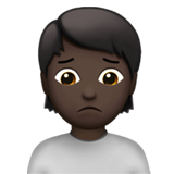 Como o emoji do Franzindo a sobrancelha: pele escura é exibido no Apple.