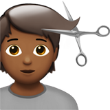 A quoi ressemblent les emoji Personne qui se fait couper les cheveux: peau mate sur Apple.